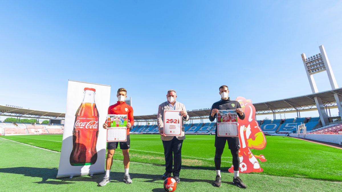 Foto de familia con los calendarios en el Mediterráneo.