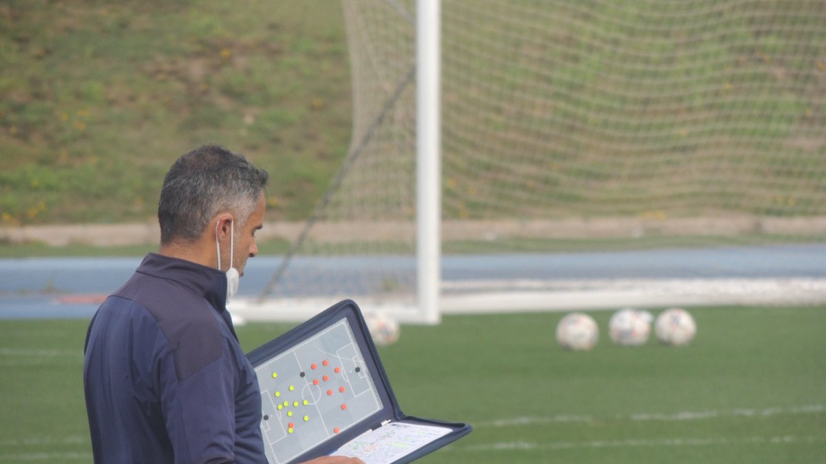 La pizarra del míster portugués del Almería es una caja de sorpresas.