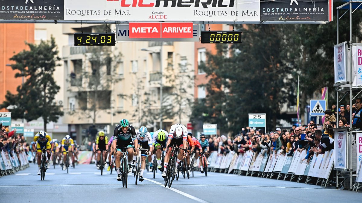 La Avenida Rey Juan Carlos I de Roquetas de Mar se vestirá este domingo de gala.