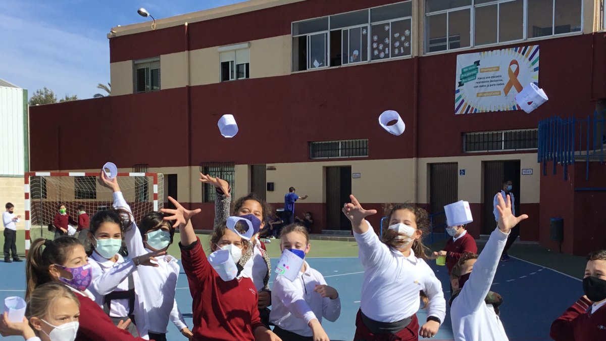 Haciendo volar objetos de papel para descubrir el principio de sustentación.