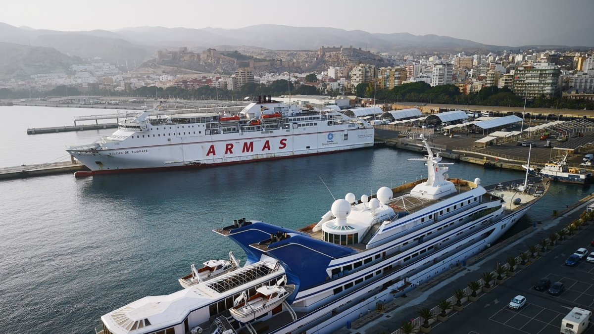 Embarcaciones de pasajeros ancladas en el Puerto de Almería.