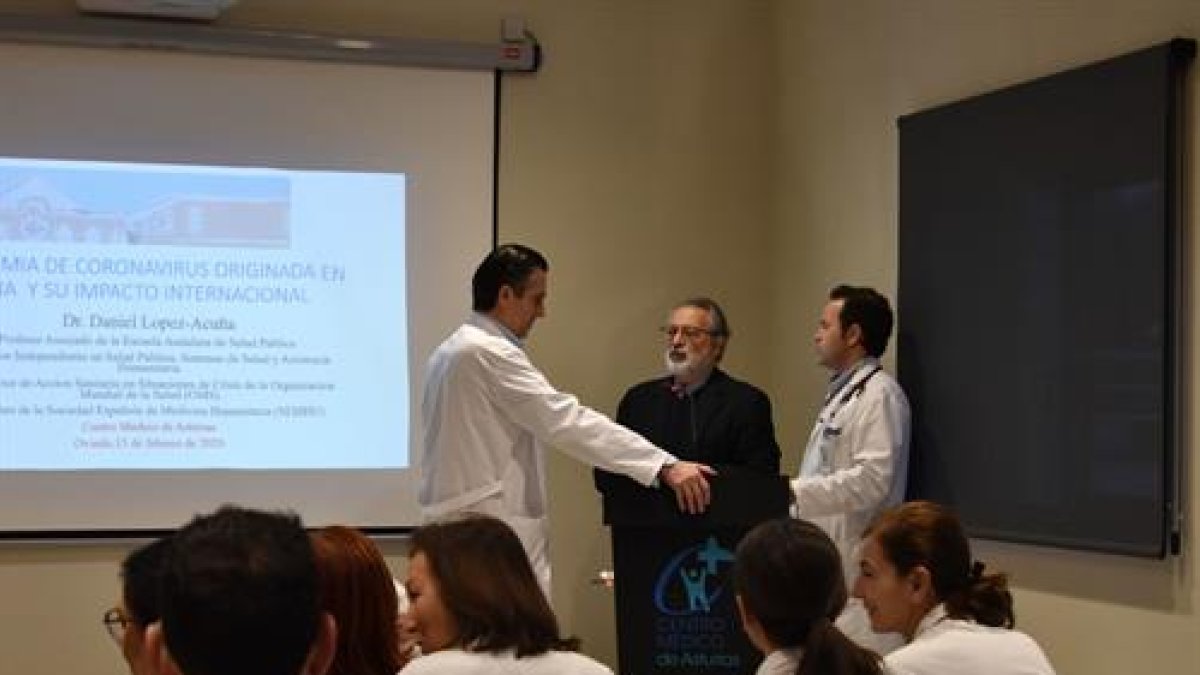 El virólogo Daniel López Acuña, de negro, durante una charla, en una imagen de archivo.