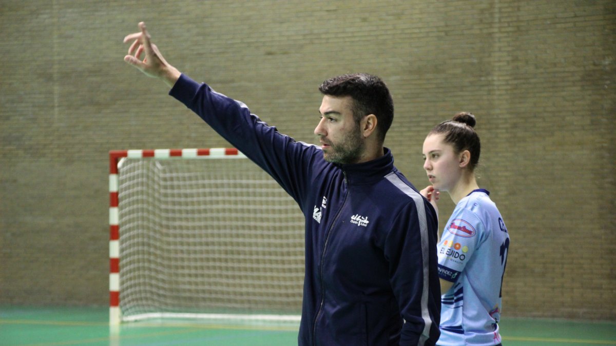 Rubén Roncero es el entrenador del conjunto femenino.