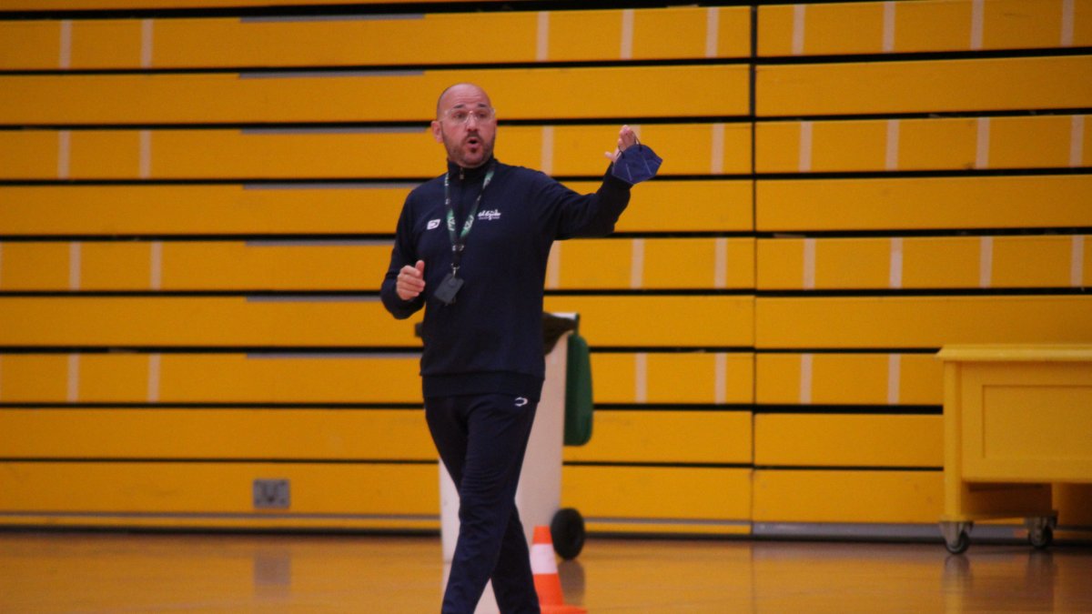 Óscar García Poveda dando instrucciones al equipo.