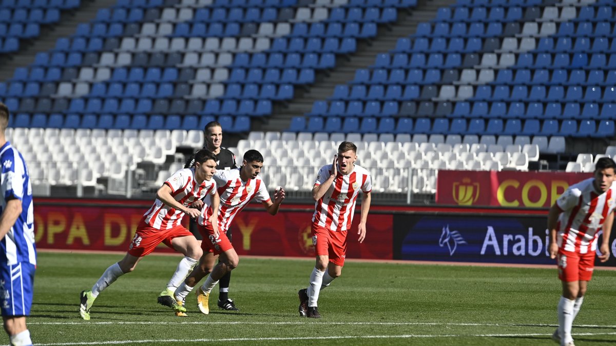 Cuenca, Samú y Maras listos para esprintar hacia el área contraria.