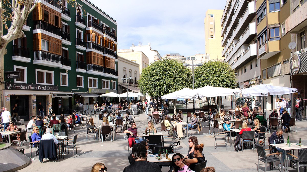 Muchas terrazas de la capital han estado llenas este sábado.