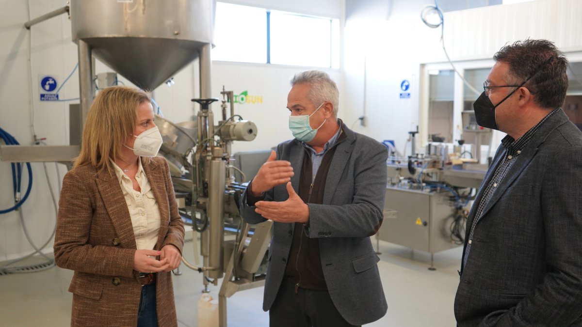 La diputada y el alcalde de Berja en una de las visitas.