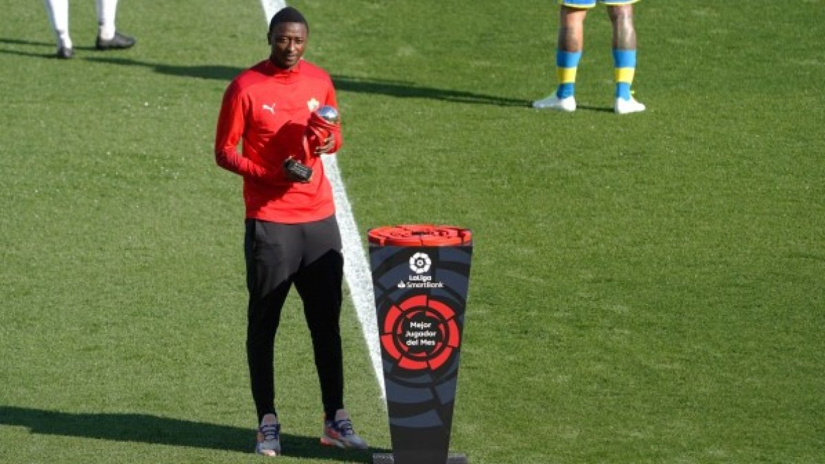 Umar Sadiq recogiendo el premio de la Liga de Fútbol Profesional.