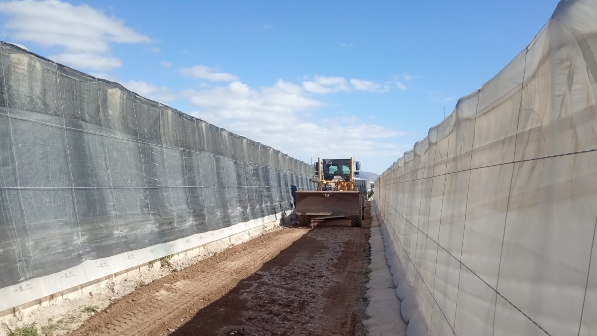 Operario realizando trabajo de mejora en una de las vías rurales.