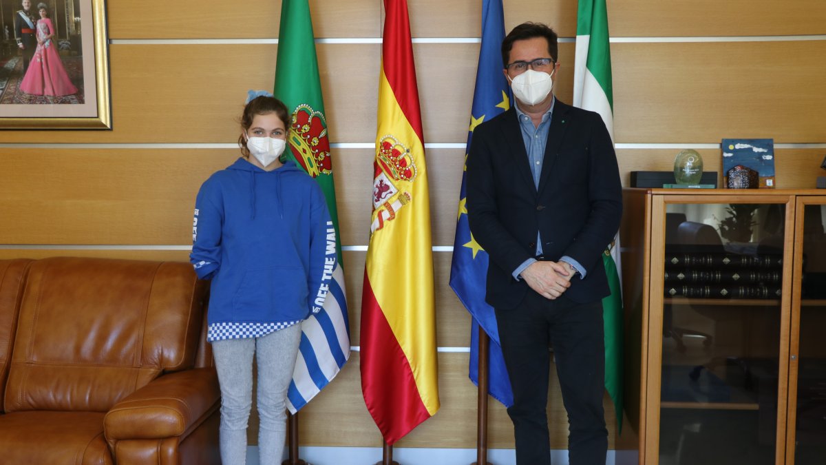 El alcalde felicita a Anastasiya Dmytriv, del Club Mare Nostrum.