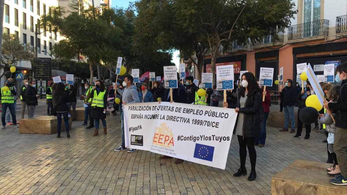 Los interinos se concentraron el lunes en la Puerta de Purchena para exigir soluciones