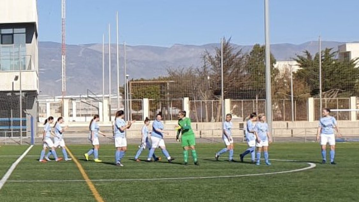Las jugadoras celestes salen a competir.