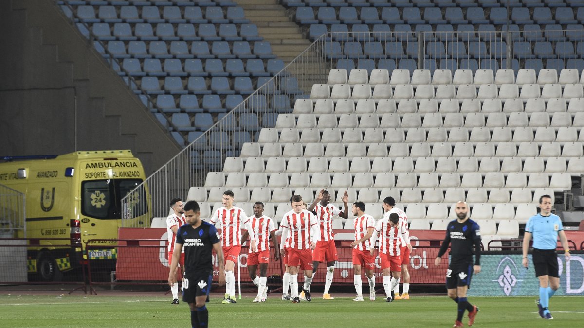 El Almería espera volver de Leganés con el liderato.