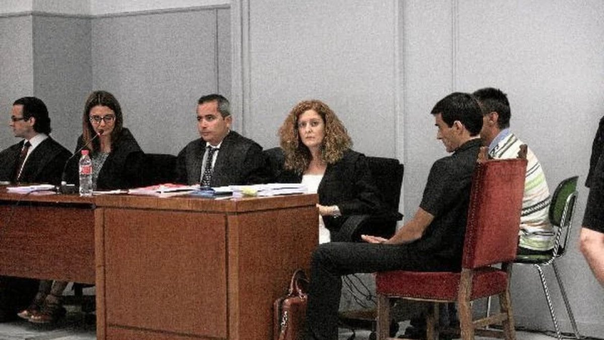 Fotografía de archivo del juicio contra Óscar P.F. (primero a la derecha).