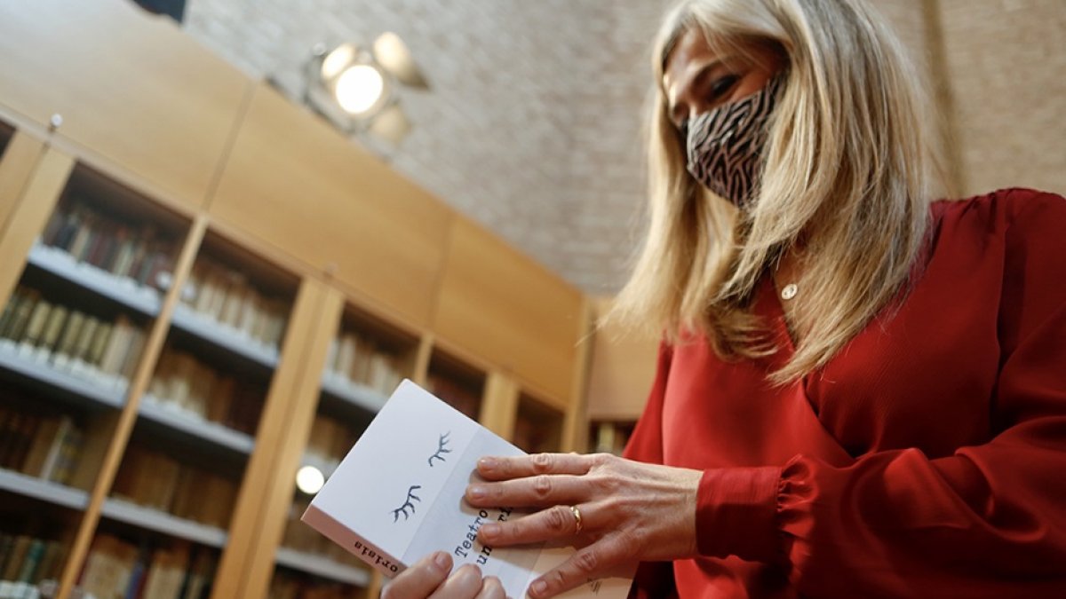 Patricia del Pozo, con un ejemplar de la obra presentada hace unos días.