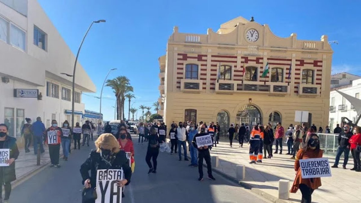 Manifestación de hosteleros y comerciantes exigiendo la reapertura de sus establecimientos el pasado sábado en Garrucha.