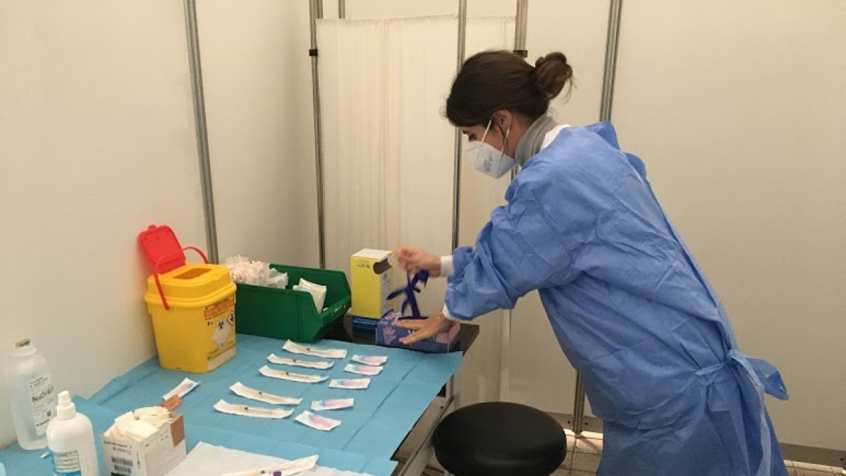 Una sanitaria preparando la vacuna del coronavirus.