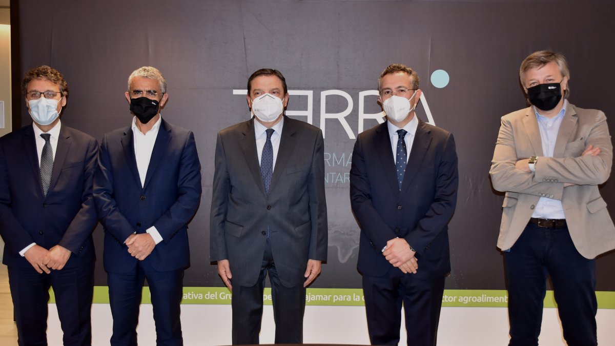 El ministro Luis Planas acompañó ayer a los representantes de Cajamar en la presentación de Plataforma Tierra