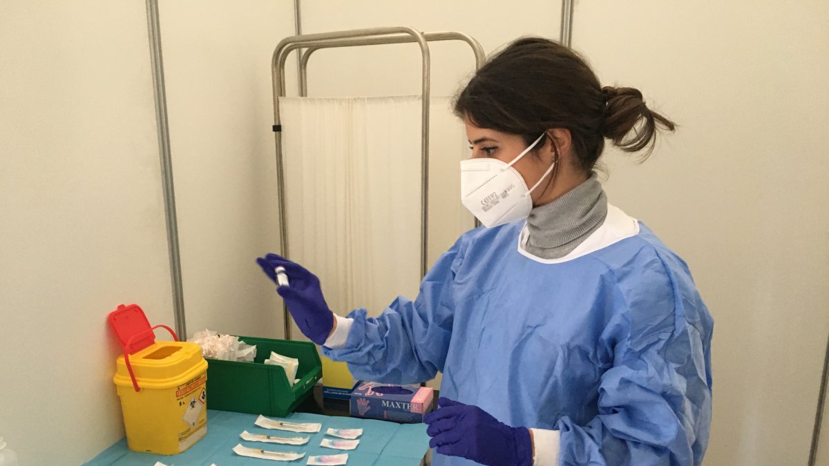 Una enfermera prepara una vacuna en el Centro de Salud Alborán de la capital.