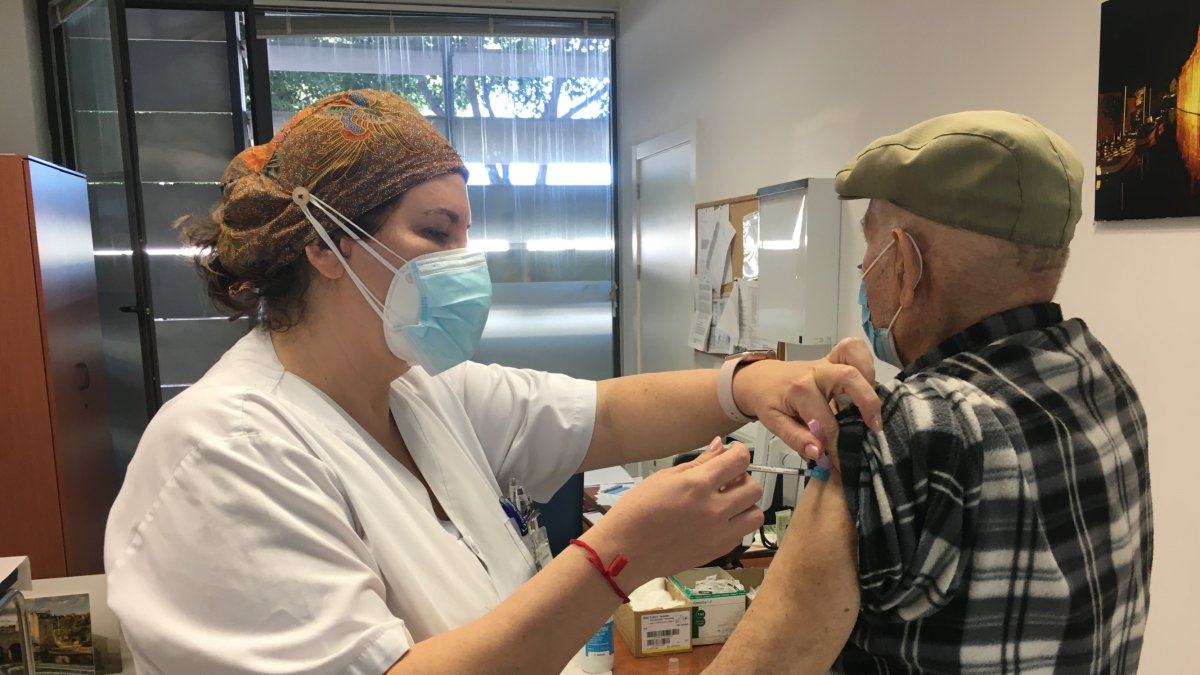 Una persona mayor de 80 años recibe este miércoles la vacuna del coronavirus en Almería.