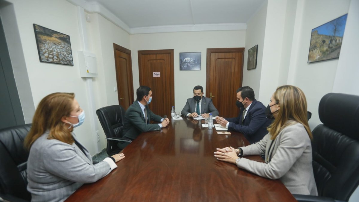 Juanma Moreno junto a Carmen Crespo, Javier A. García, Antonio Fernández y Maribel Sánchez.