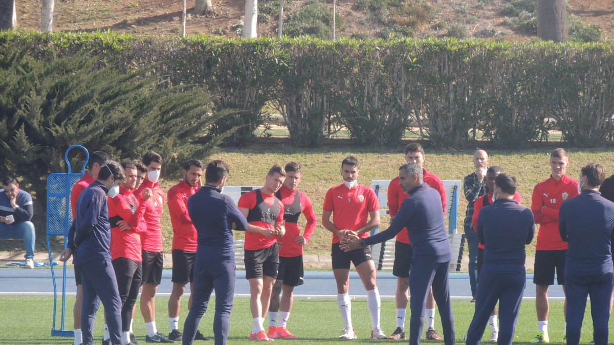 Charla intensa de José Gomes al equipo para iniciar el entrenamiento.
