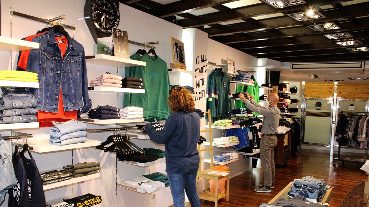 Una tienda de ropa, preparándose para abrir el pasado sábado en la capital.