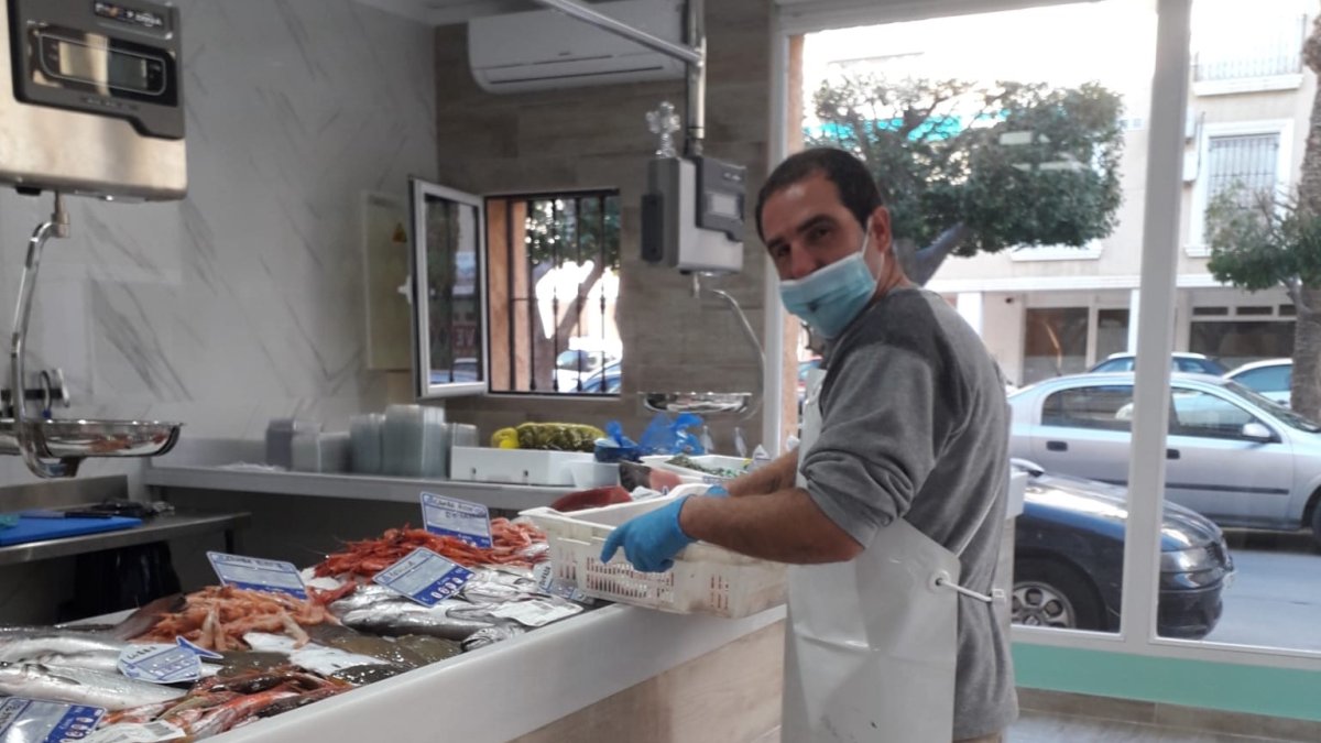 Carlos Rosa Cervantes en su nueva pescadería de Cuevas.