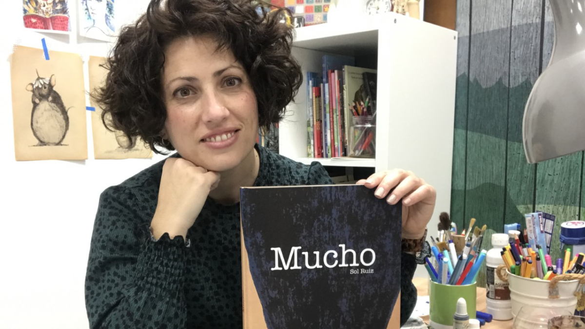 Sol Ruiz posa con un ejemplar del álbum ilustrado ‘Mucho’ en su academia de artes plásticas.