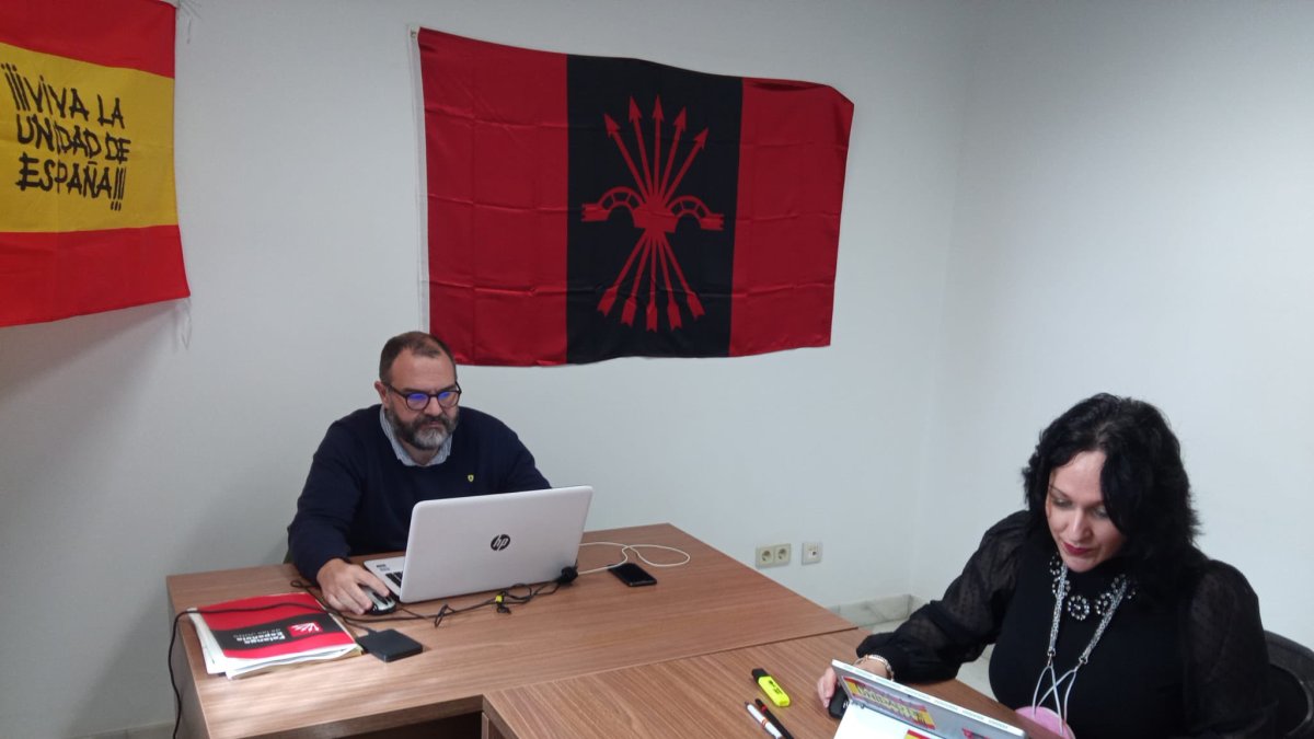 Luz Belinda Rodríguez en su despacho, con la bandera en la pared, en una imagen publicada por ella misma en Twitter.