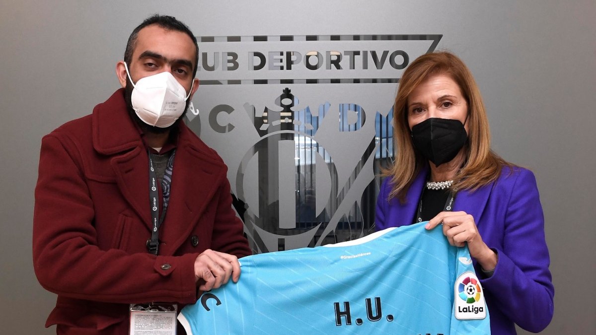 Mohamed El Assy y Victoria Pavón en el palco de Butarque.