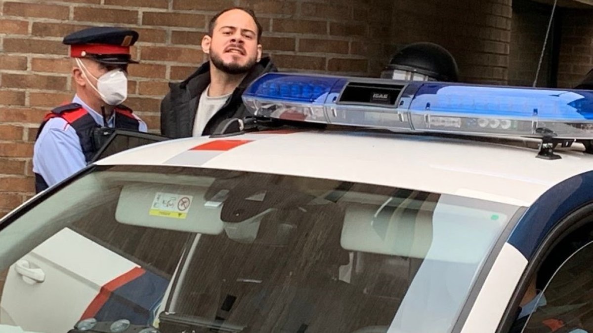 Los Mossos introducen detenido en el coche de policía al rapero Pablo Hasel, en la Universitat de Lleida.