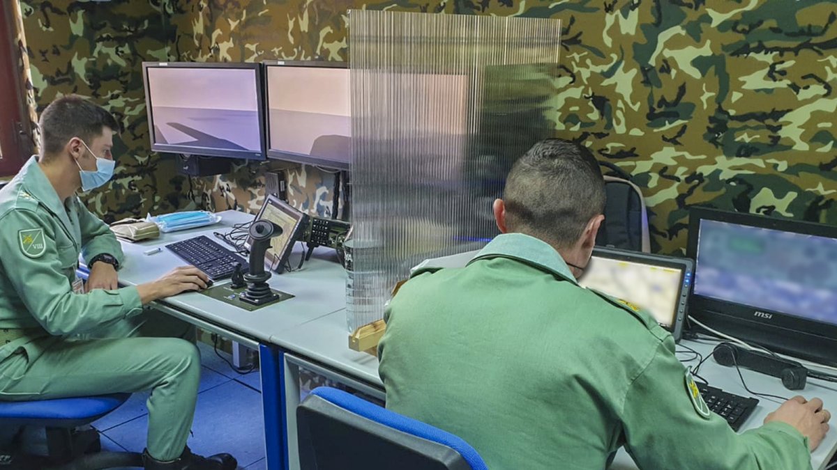 Legionarios trabajan en simuladores (imagen: Futer)