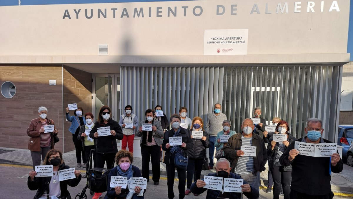 Alumnos de la Escuela de Adultos de La Cañada, este jueves, con los carteles de protesta