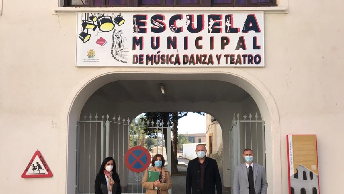 Las autoridades durante su visita.