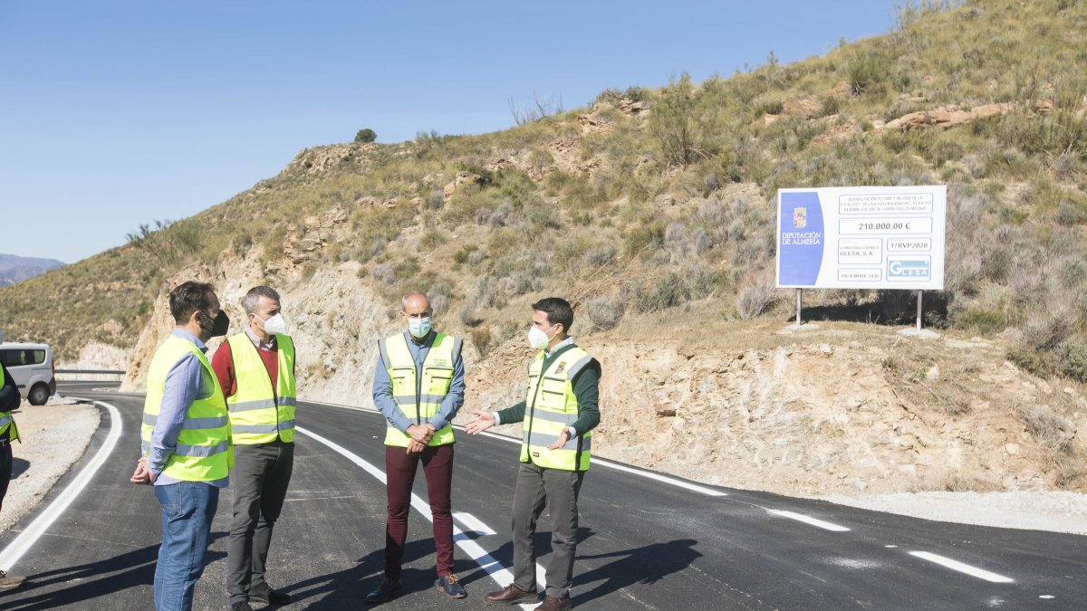 Óscar Liria ha visitado la carretera en compañía del alcalde de Albanchez.
