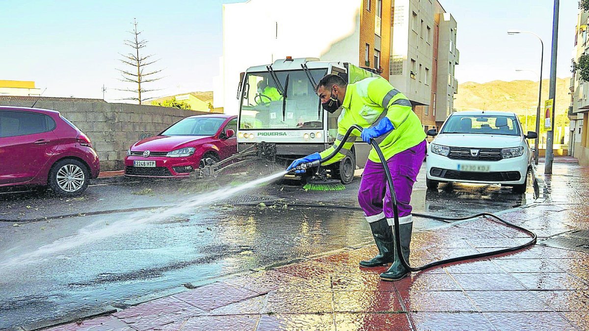 Dispositivo de limpieza intensiva en la capital