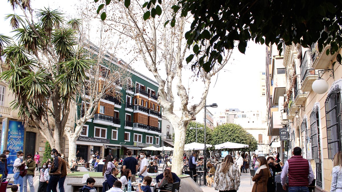 Almería ha bajado casi 500 puntos la tasa de incidencia del covid tras la reapertura de bares y comercios el pasado sábado.