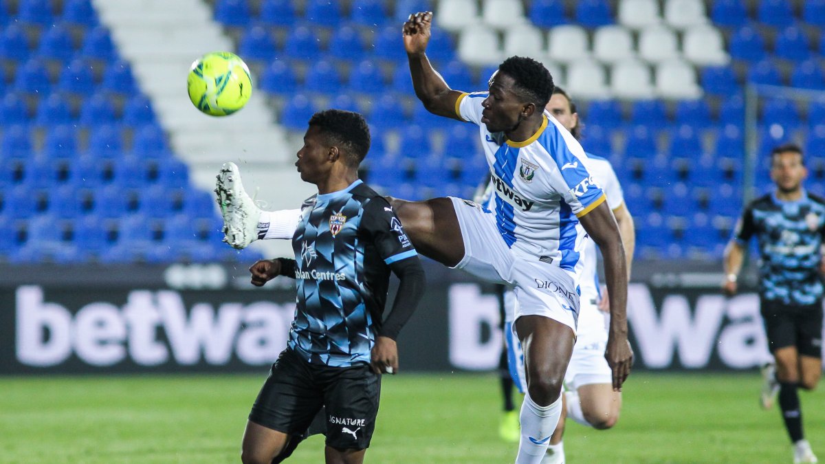 Omeruo le quita el balón a Ramazani durante el Leganés-Almería.