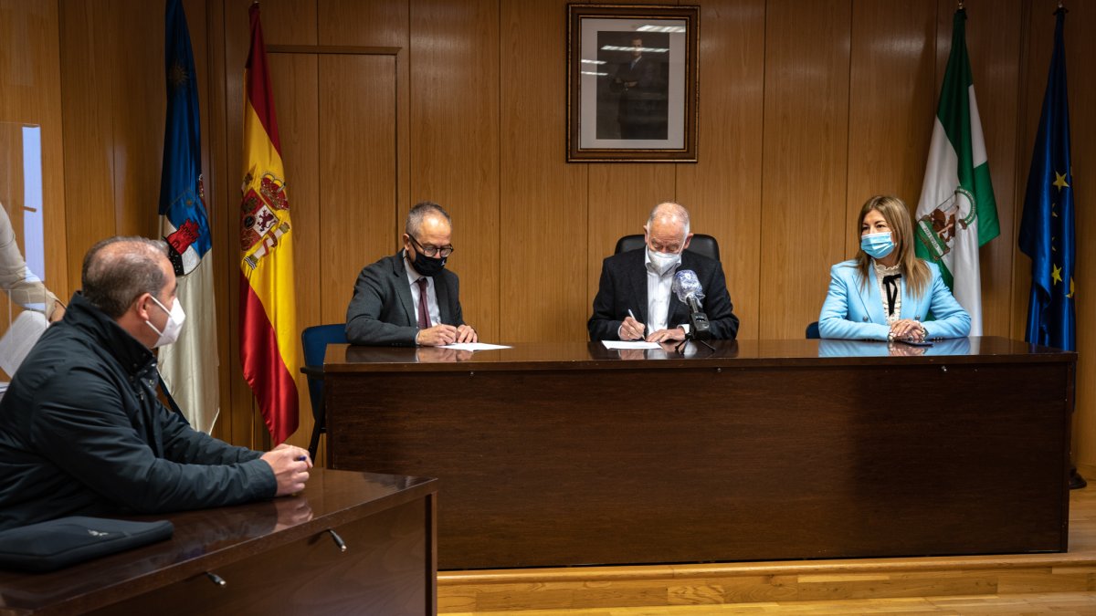 El alcalde de Roquetas de Mar en la firma.