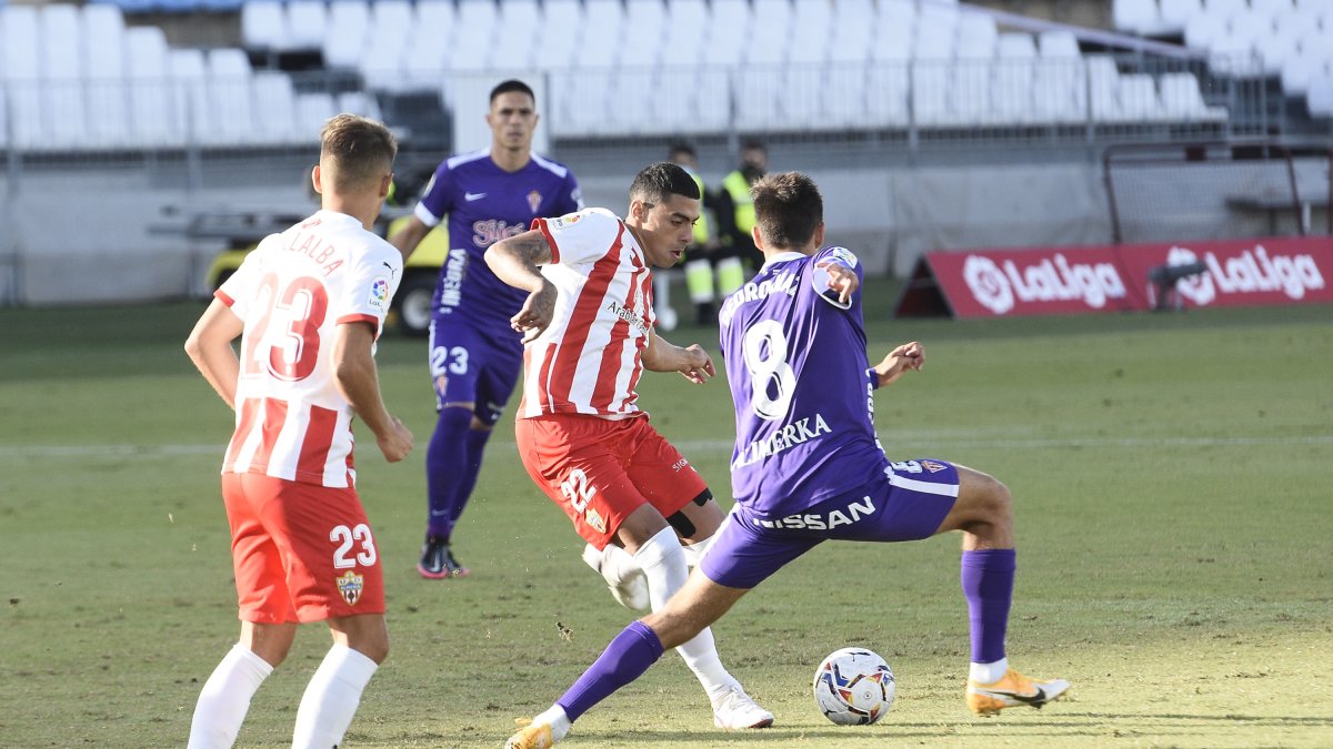 El centrocampista portugués se entrega en todos los partidos del Almería.