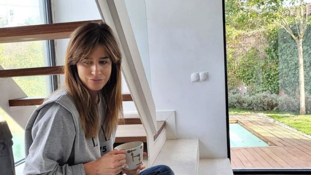Isabel Jiménez tomando café en su casa