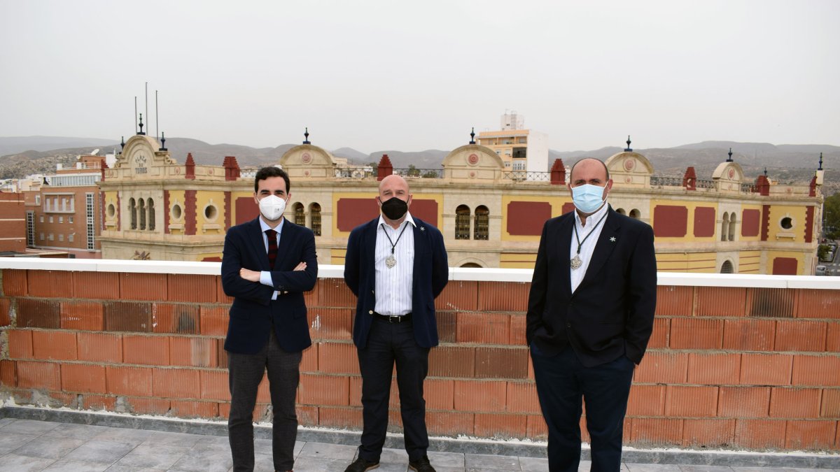 El concejal Carlos Sánchez junto con el Hermano Mayor de la Macarena en la azotea de las obras de la casa de Hermandad