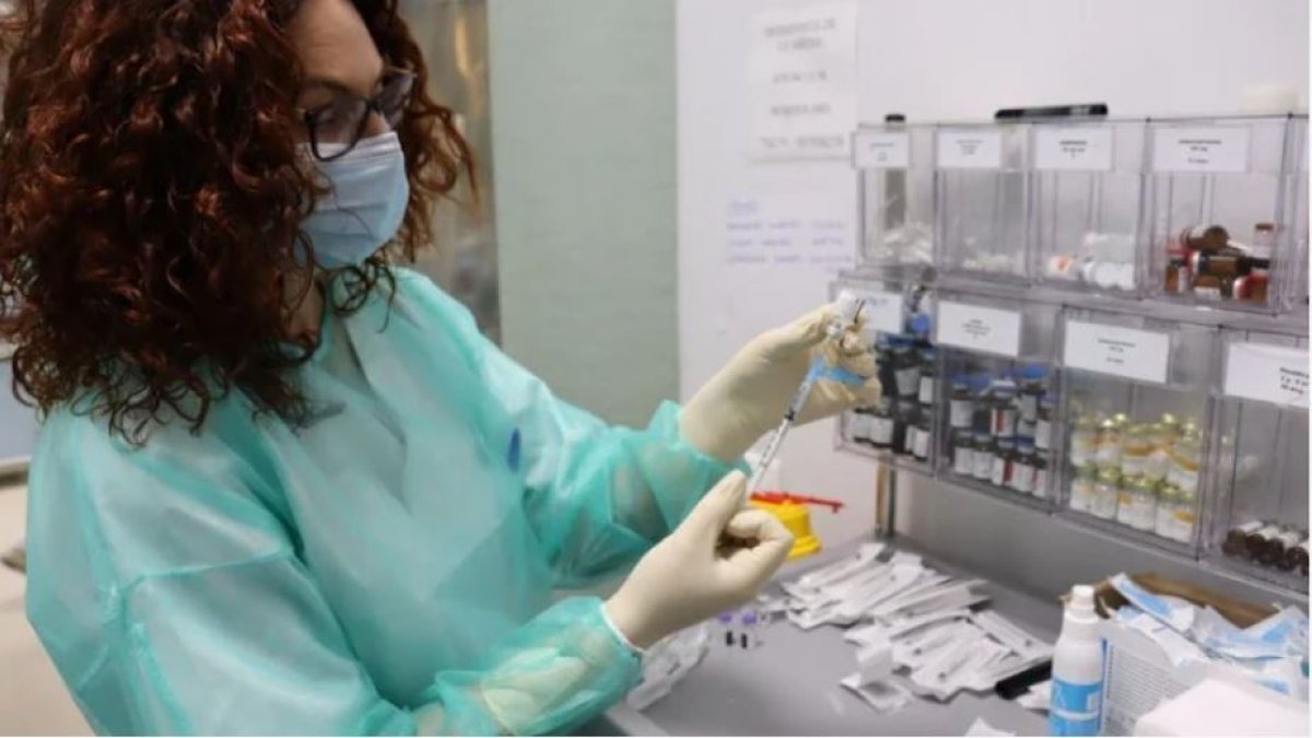 Una sanitaria del Hospital de Poniente prepara una vacuna.