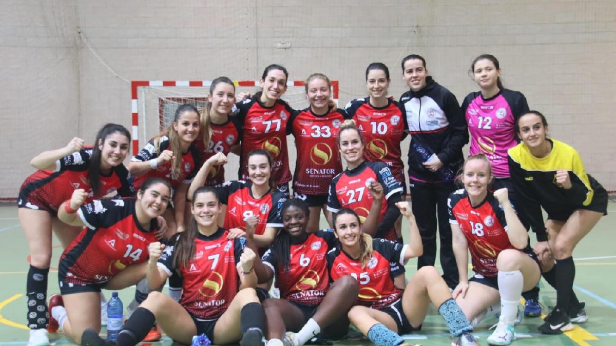 Las jugadoras rojillas celebrando la victoria.