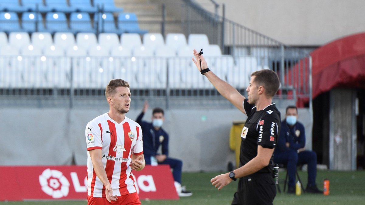 Iván Balliu con Ávalos Becerra que pitó el Almería-Sporting (0-1).
