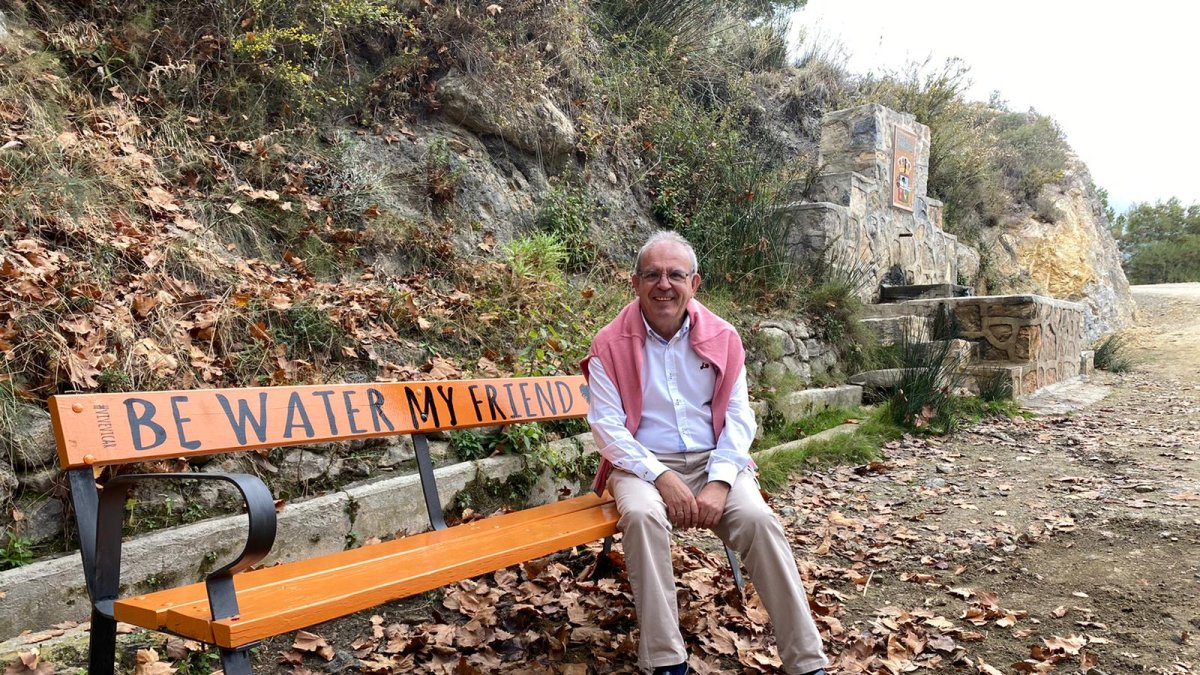 Antonio Bonilla, alcalde de Vícar, sentado en uno de los bancos que se pueden encontrar a lo largo de las rutas.
