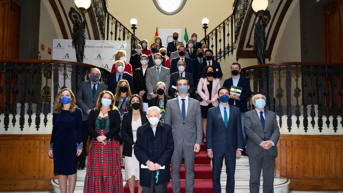 Foto de familia de autoridades y premiados con las banderas de Andalucía