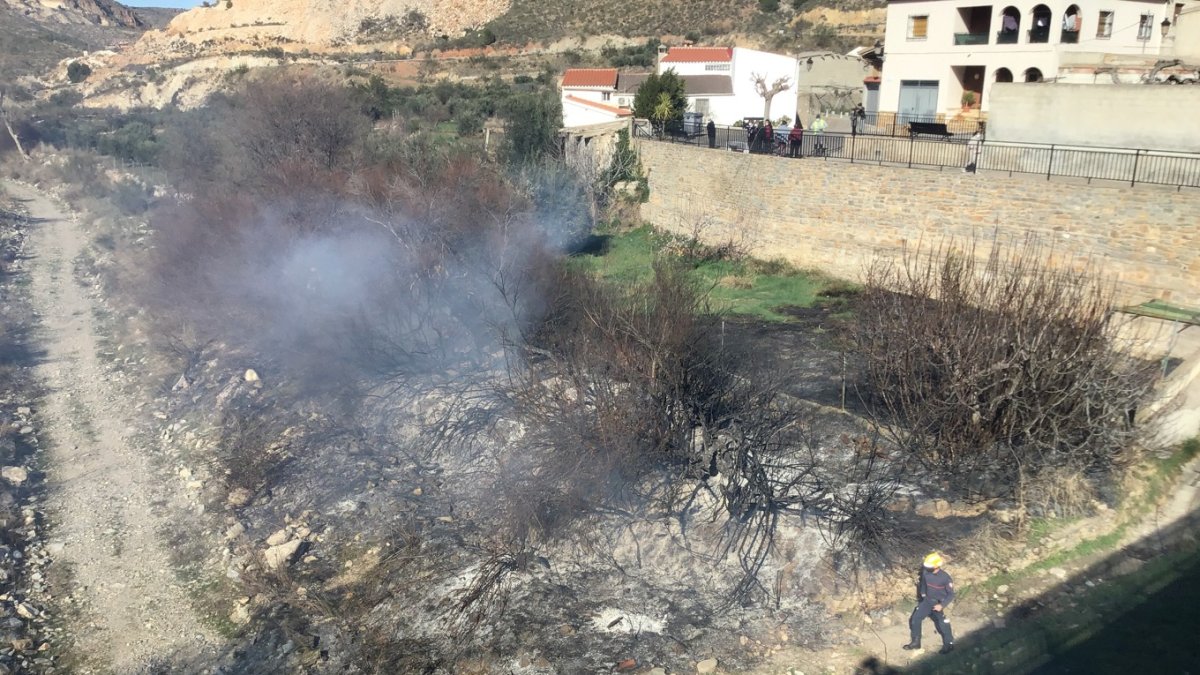 Bomberos del Levante actuando en Chercos este lunes.