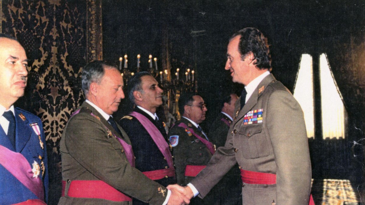 El Rey Juan Carlos saluda al general almeriense Andrés Cassinello en un acto oficial